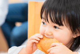 バナナケーキを食べる子供