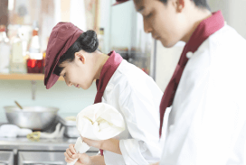 ケーキ作りをするケーキ職人