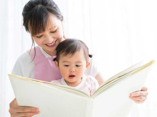 読み聞かせをするお母さん