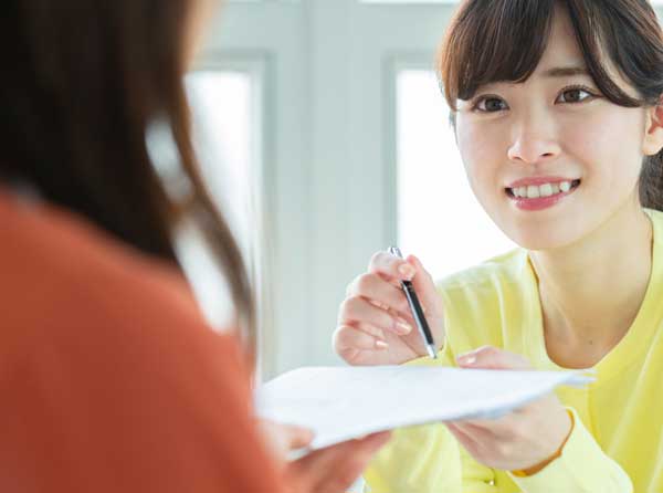 質問する女性